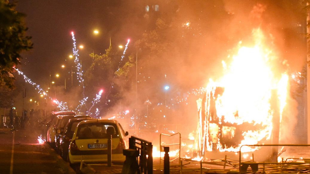Předměstí Paříže v plamenech. Zastřelení mladíka policistou rozpoutalo násilí